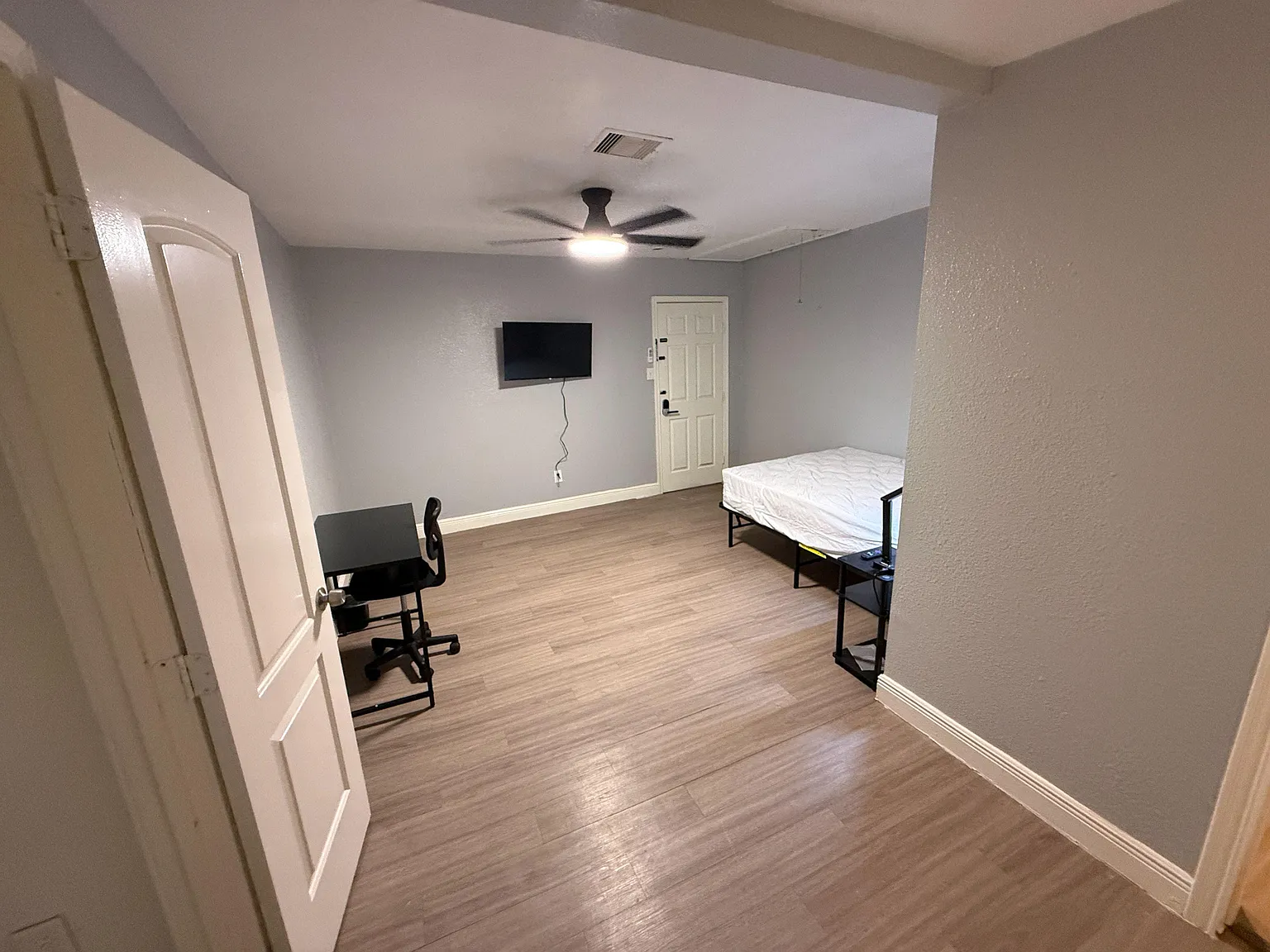 4 bed, 4.0 bath, 1975 sqft, $1,027 — Photo 4