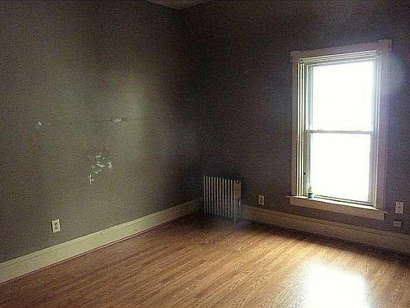5th image of 195 Woodbine St