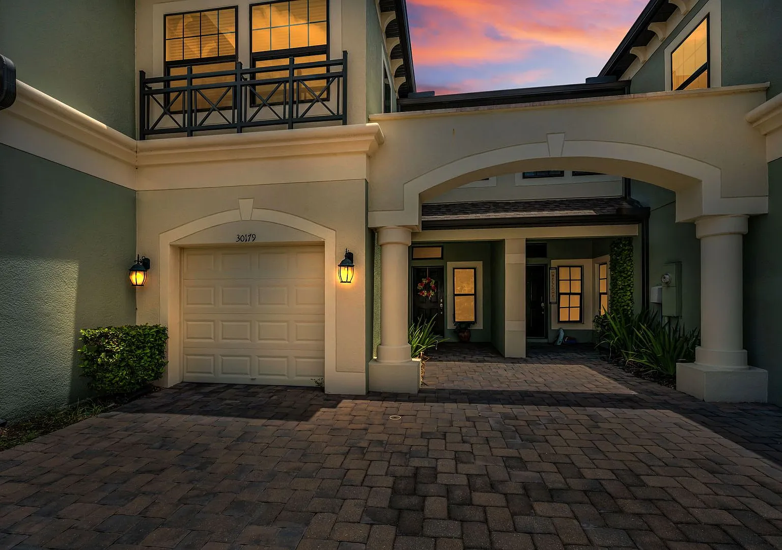 Beautiful executive Townhome — Photo 2