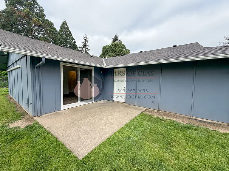 3370 Beacon Ct NE — Photo 3
