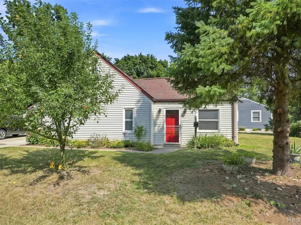 8251 McClellan St, Utica, MI 48317