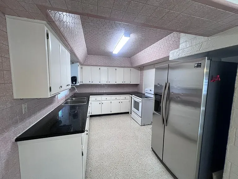 2525 Maple Ave — Photo 4