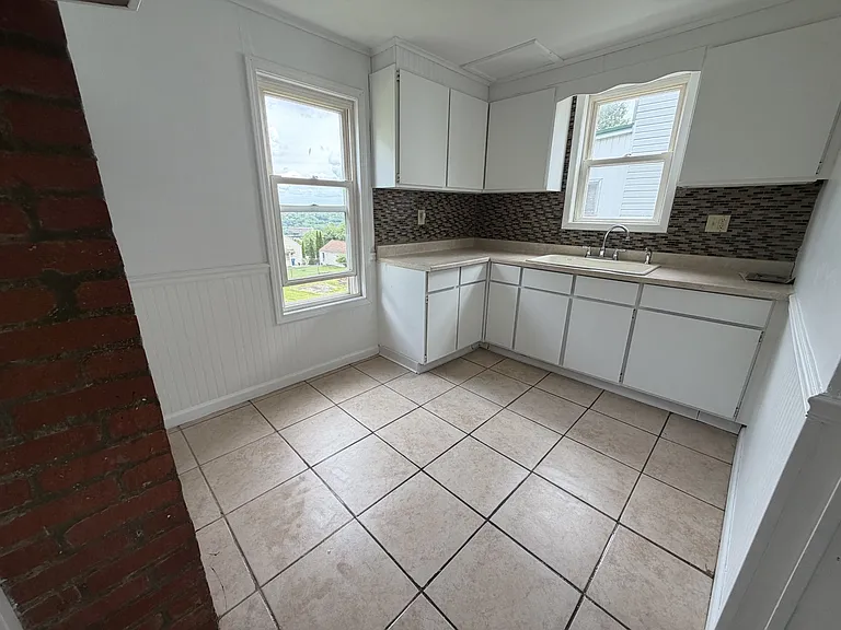 640 Grover Ave — Photo 4