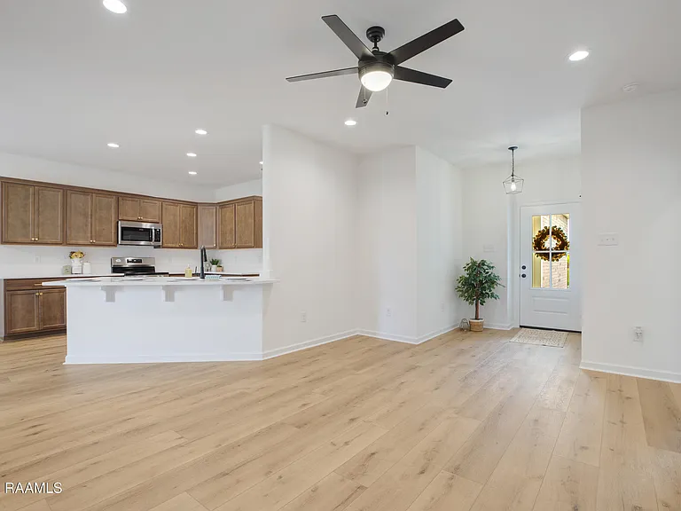 209 Tatum Ln — Photo 6