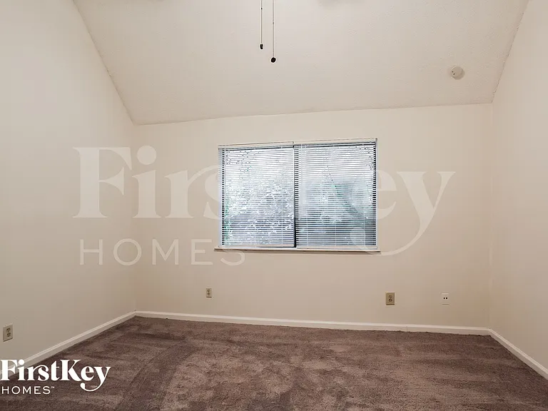 1055 Margate Dr — Photo 11