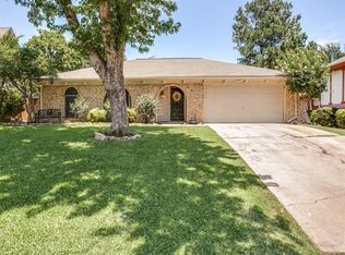 428 Mountainview Dr, Hurst, TX 76054