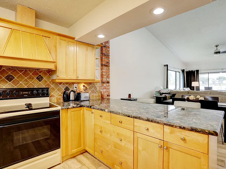 639 Banks Rd — Photo 7
