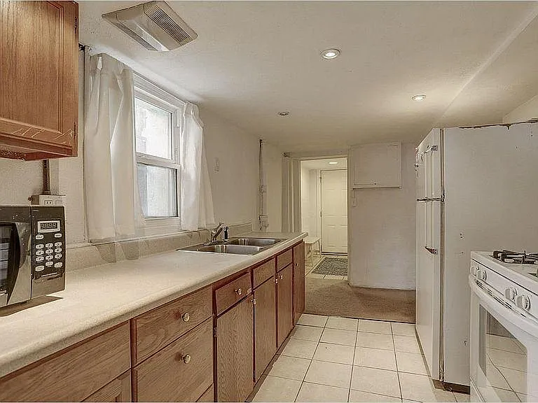 226 N Pearl St #B — Photo 5