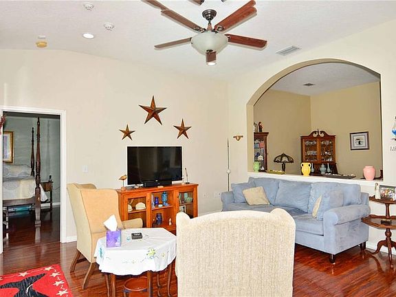 5th image of 806 Barclay Wood Dr