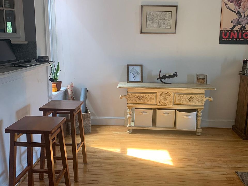 Entry/Dining Area