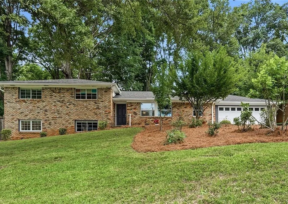 1720 Mary Lou Ln SE