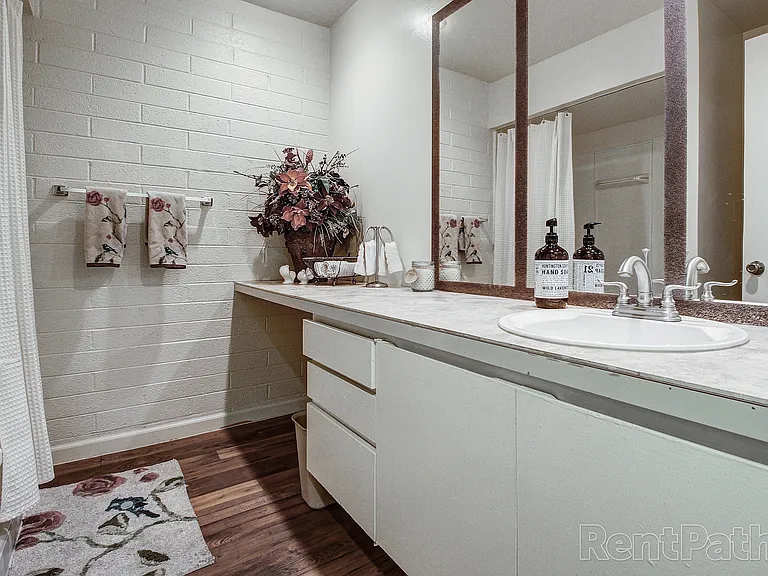 Greenwood Apartments — Photo 52