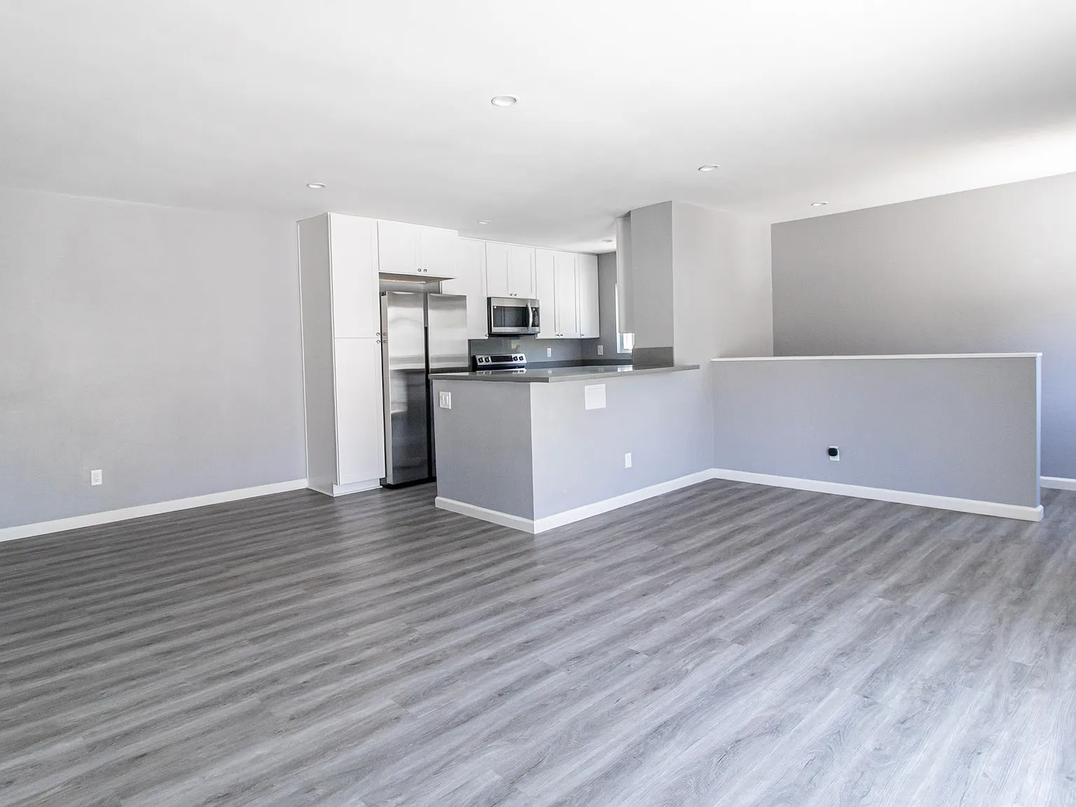 2 bed, 1.5 bath, 945 sqft, $2,700 — Photo 2