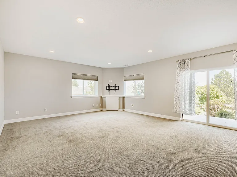 687 Easton Ct — Photo 27