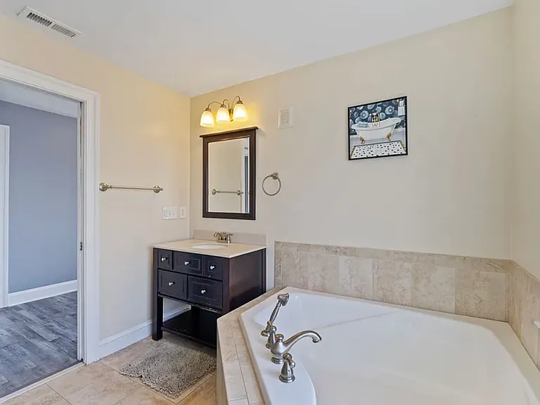 542 River St — Photo 23