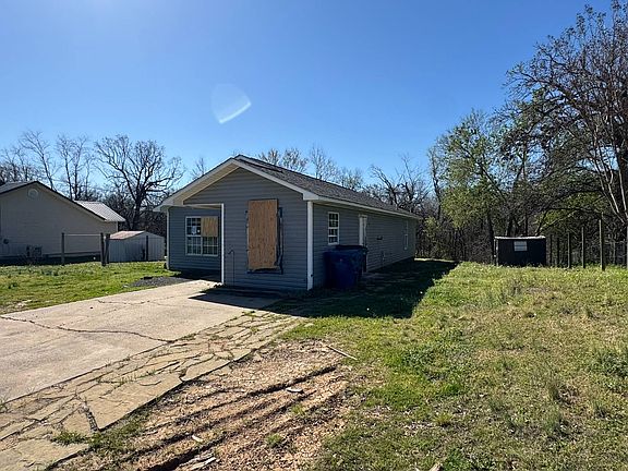3rd image of 110 W Tyler Ave