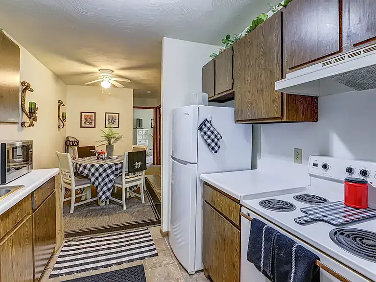 Oak Hill Apartments- Hill Ave. — Photo 14