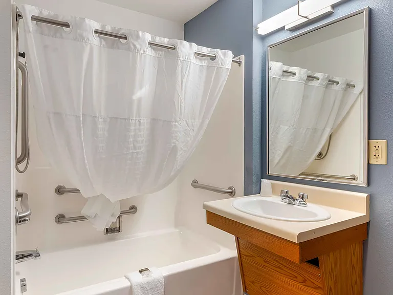 Deluxe Studio - 1 Full Bed