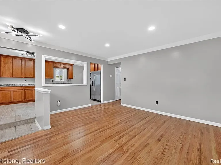 24915 Tallman Ave — Photo 2