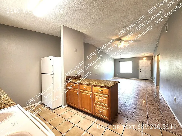 1140 Woodman Way — Photo 6