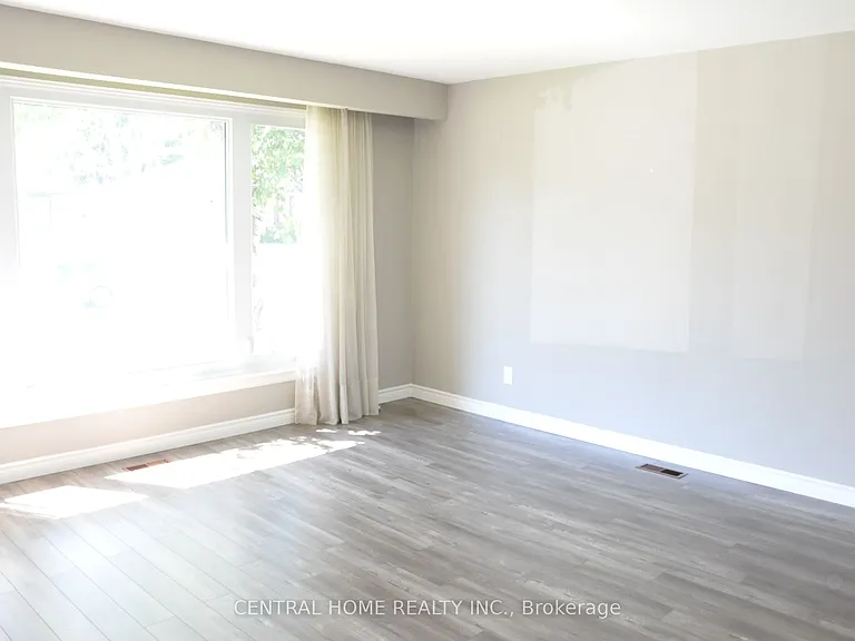 66 Collins Cres — Photo 5
