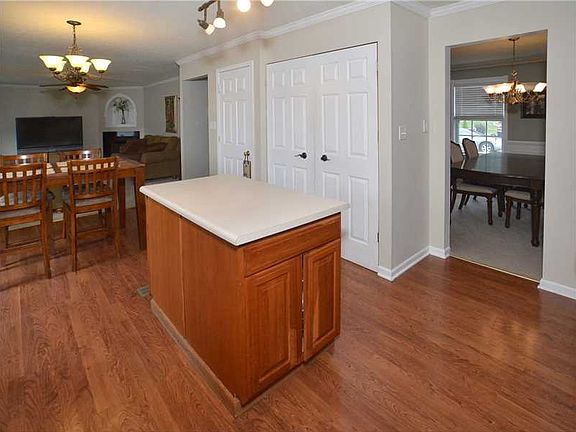 5th image of 300 Chanticleer Cir