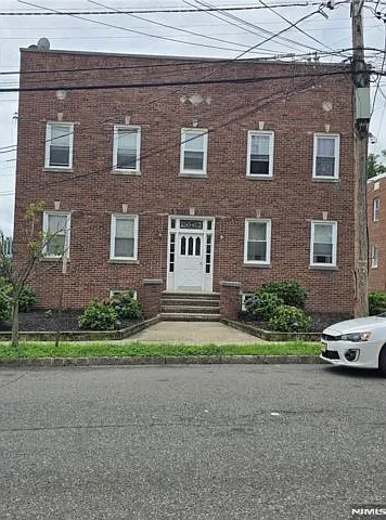 2 bed, 1.0 bath, $2,200 — Photo 2