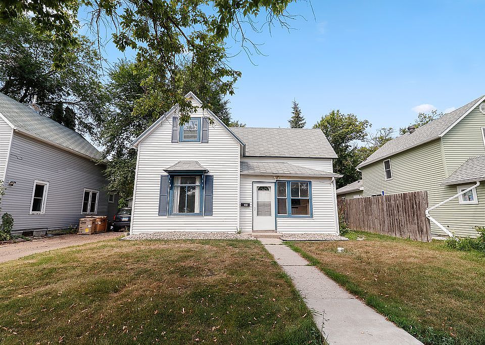 1st image of 709 6th St NE