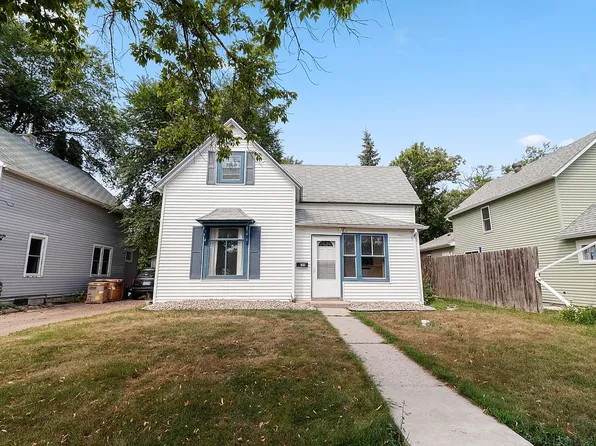 709 6th St NE, Devils Lake, ND 58301