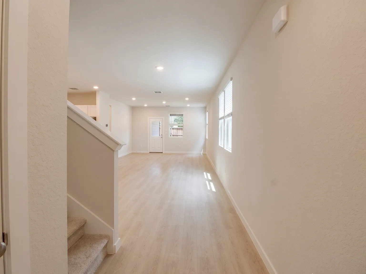 4 bed, 2.5 bath, 2260 sqft, $2,200 — Photo 4