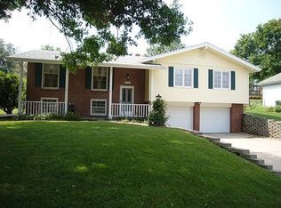 12061 Westover Rd, Omaha, NE 68154