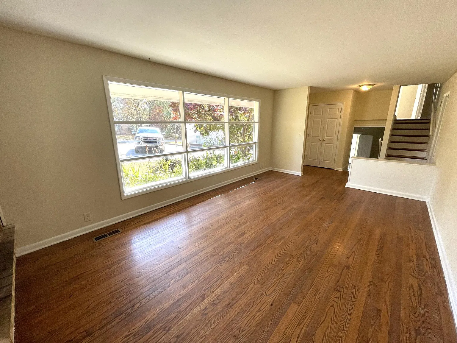 5 bed, 2.5 bath, 2098 sqft, $3,000 — Photo 3