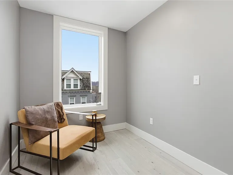 240 E Jefferson St — Photo 26
