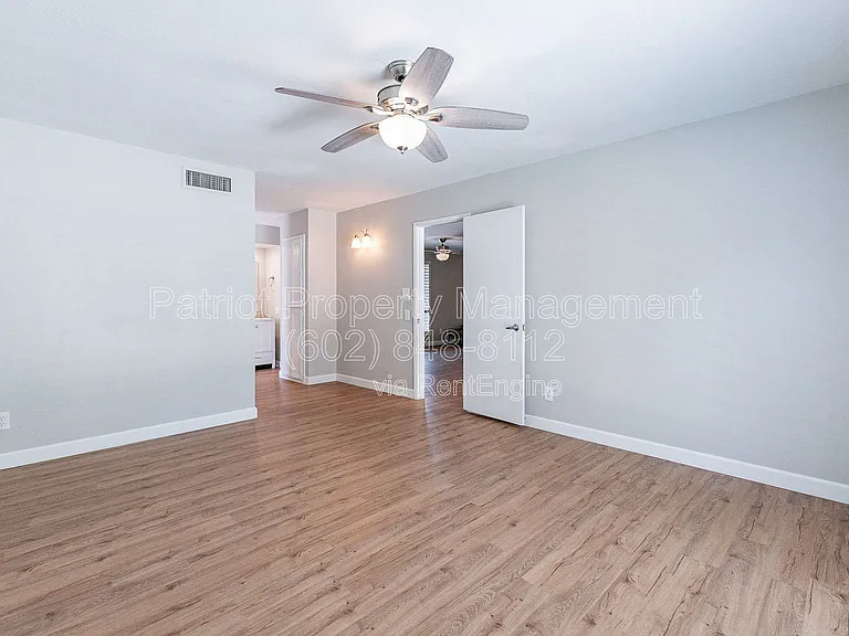110 W Seldon Ln — Photo 25