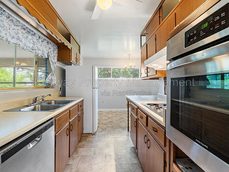 1823 Curtis Dr — Photo 11