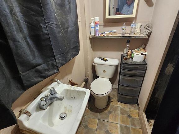 3rd image of 408 Oneida St NE