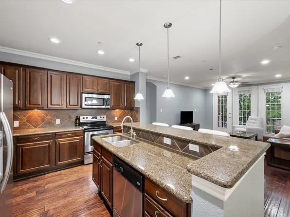 950 Henderson St APT 1200, Fort Worth, TX 76102