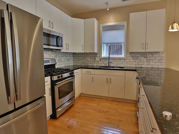4135 N. Kedvale #202 kitchen