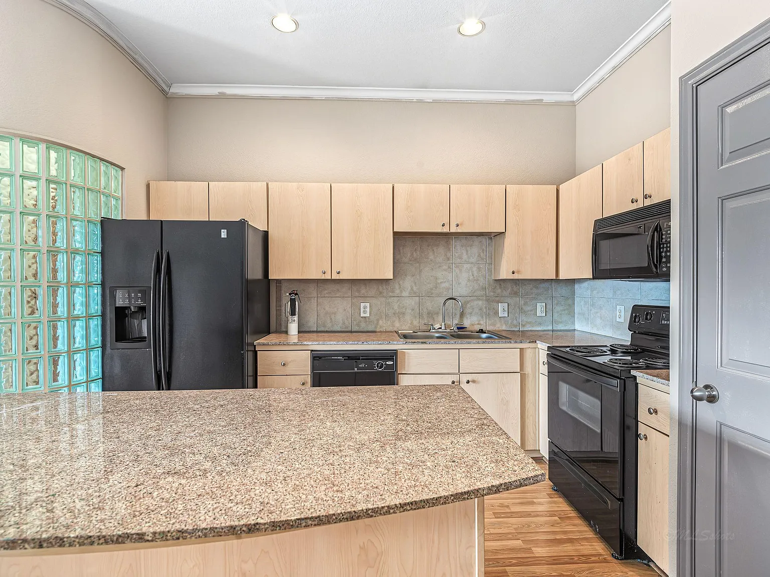 2 bed, 2.0 bath, 1002 sqft, $1,700 — Photo 3