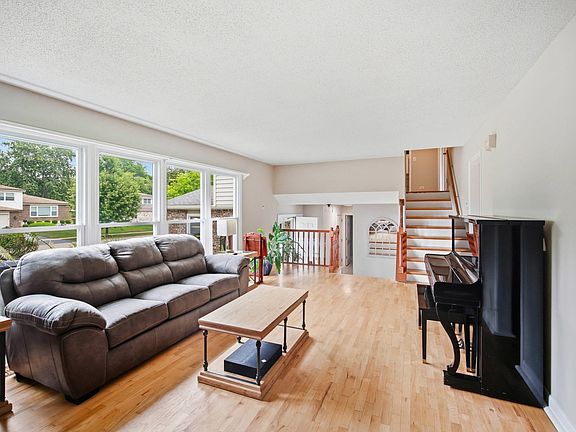 4th image of 219 W Appletree Ln