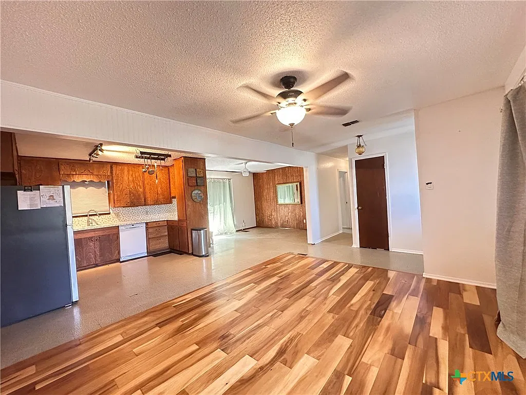 3 bed, 2.0 bath, 1756 sqft, $1,450 — Photo 2