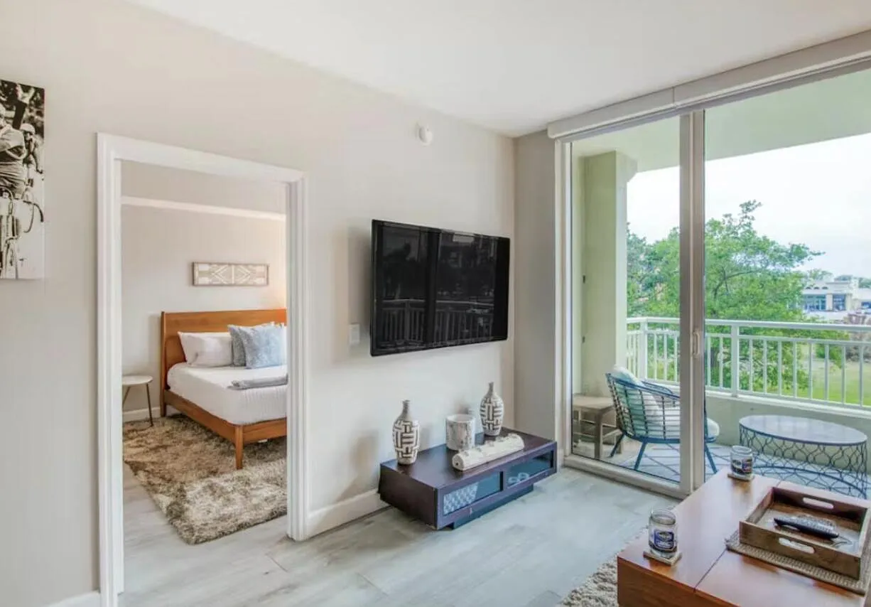 1 bed, 1.0 bath, 690 sqft, $3,725 — Photo 2