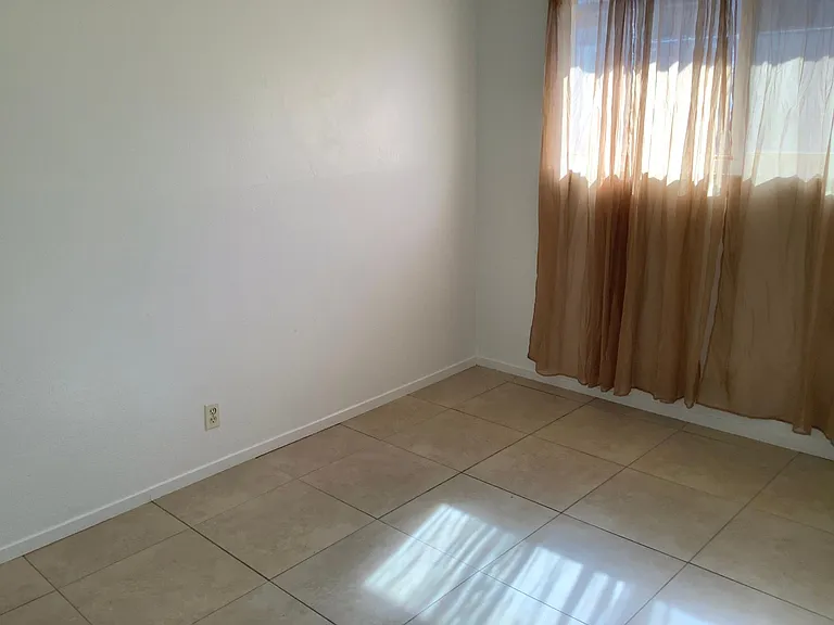 1014 S Trinity St — Photo 18