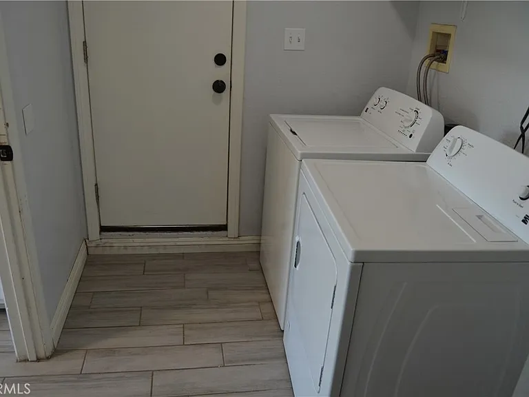 894 N Orange St — Photo 33
