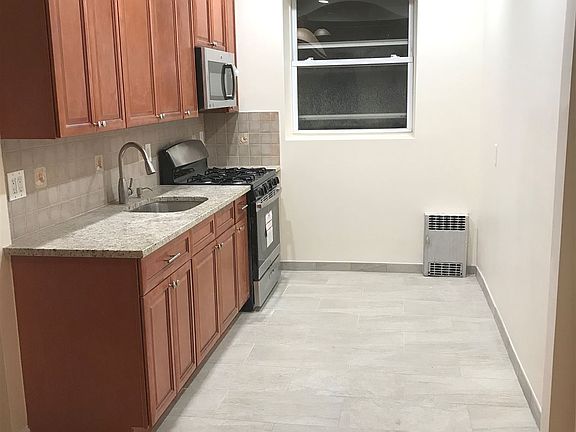 1870 West 4th Street kitchen