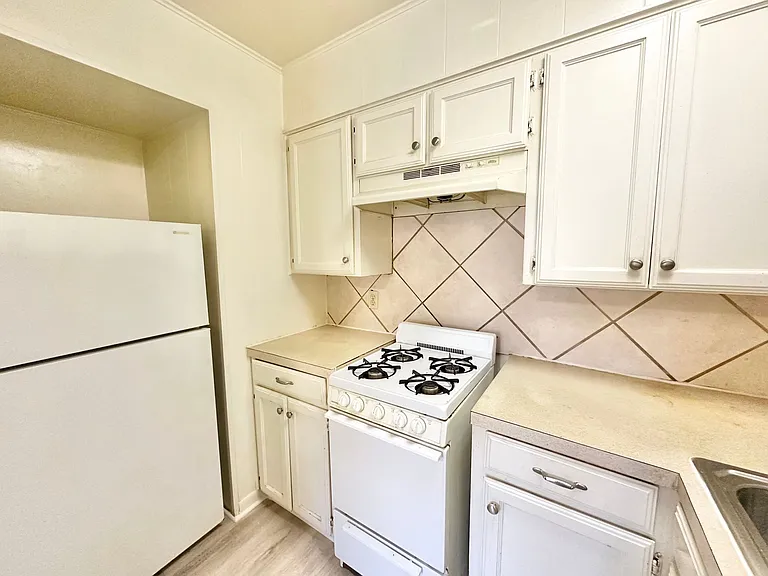 419 W Sycamore St — Photo 13