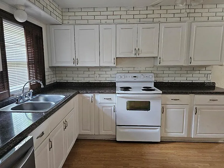 319 22nd St SW — Photo 3