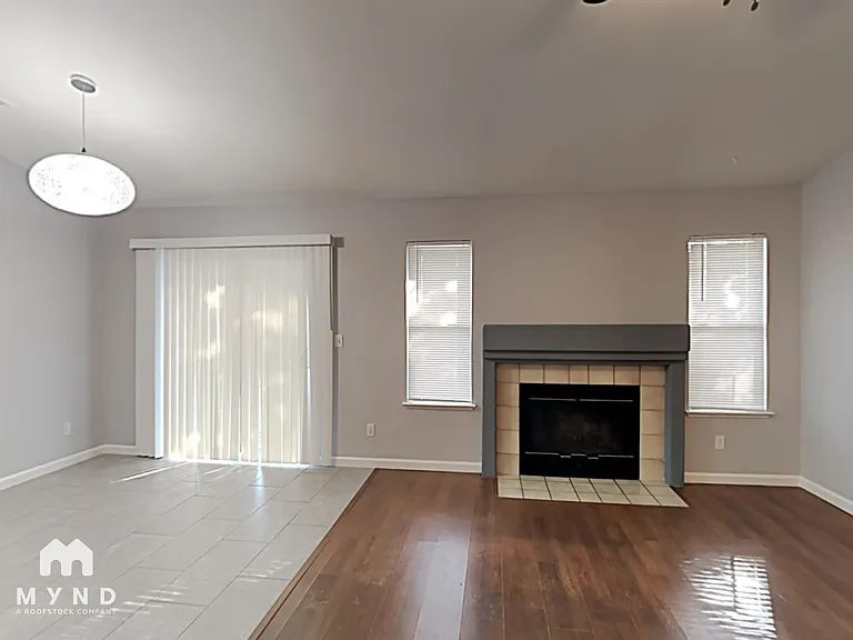 1286 Bell Ave — Photo 2