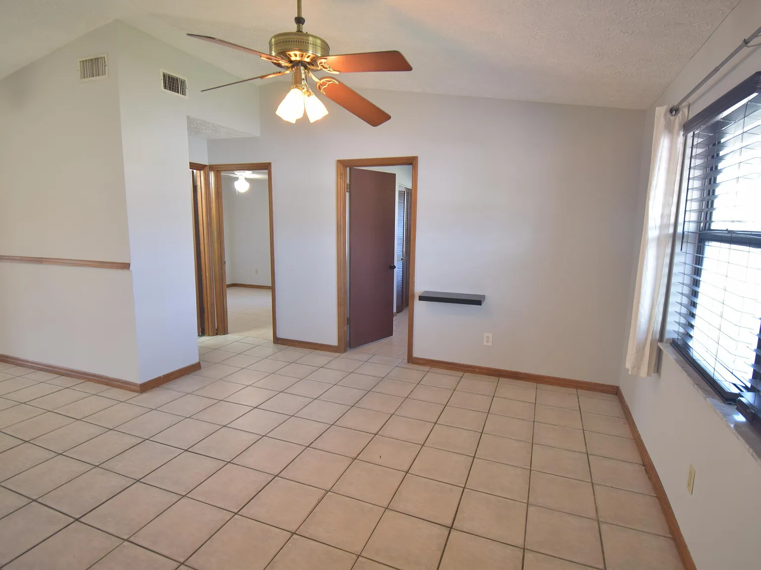 3 bed, 2.0 bath, 1392 sqft, $2,150 — Photo 2
