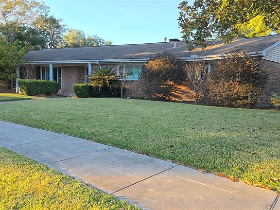 Another view of the front yard.